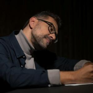 Ο συνθέτης Αντώνης Καρατζίκης υπογράφει τη μουσική στο μιούζικαλ «Σκρουτζ»