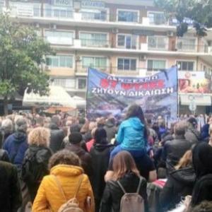 Συγκέντρωση διαμαρτυρίας για τα Τέμπη κάτω από το γραφείο του αμετανόητου Καραμανλή
