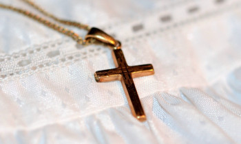 Ανήλικοι αφαίρεσαν με τη βία από 54χρονο μία αλυσίδα με σταυρό και μία βέρα